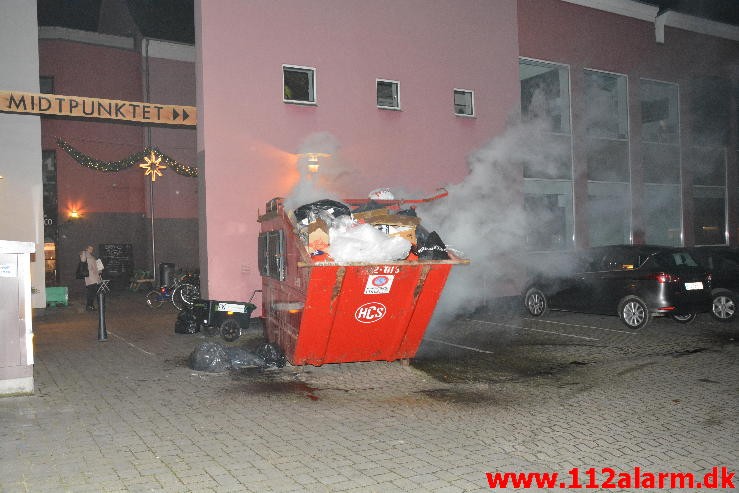 Containerbrand. Staldgaardsgade i Vejle. 09/12-2015. Kl. 20:52.