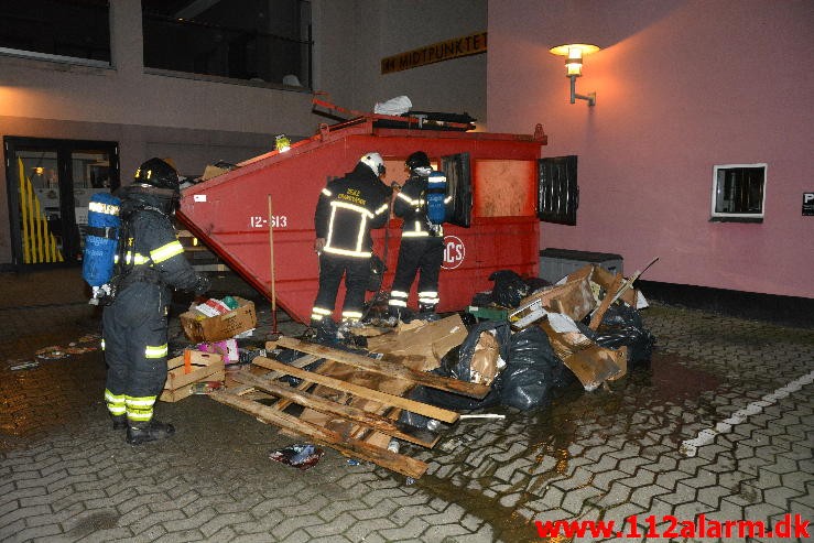 Containerbrand. Staldgaardsgade i Vejle. 09/12-2015. Kl. 20:52.