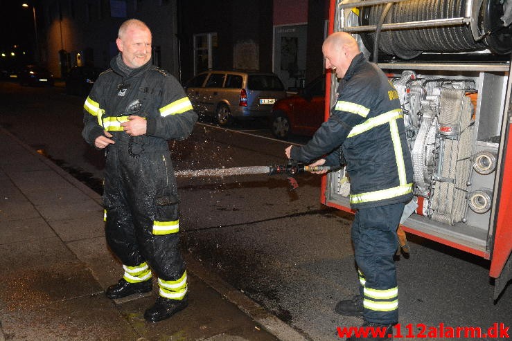 Containerbrand. Staldgaardsgade i Vejle. 09/12-2015. Kl. 20:52.