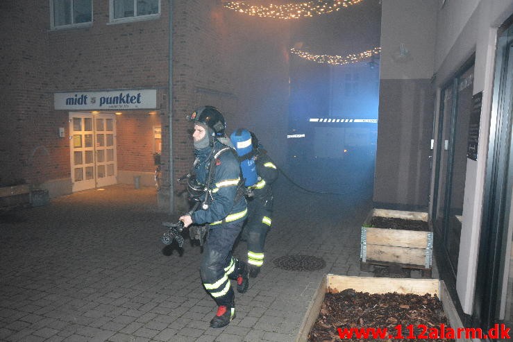 Containerbrand. Staldgaardsgade i Vejle. 09/12-2015. Kl. 20:52.