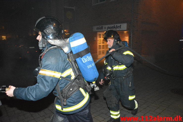 Containerbrand. Staldgaardsgade i Vejle. 09/12-2015. Kl. 20:52.