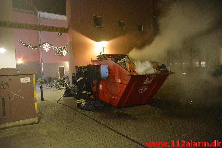 Containerbrand. Staldgaardsgade i Vejle. 09/12-2015. Kl. 20:52.