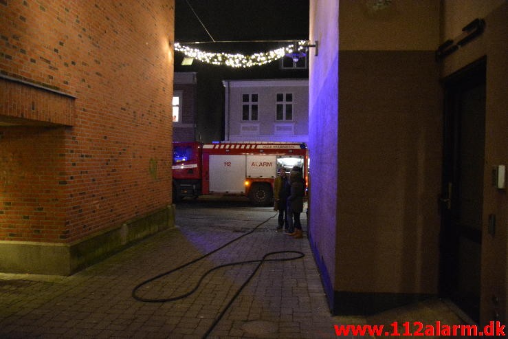 Containerbrand. Staldgaardsgade i Vejle. 09/12-2015. Kl. 20:52.