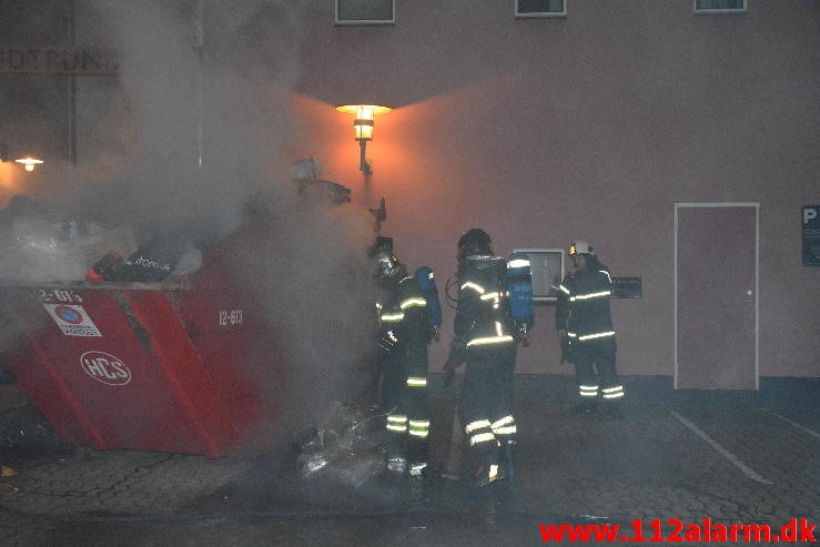 Containerbrand. Staldgaardsgade i Vejle. 09/12-2015. Kl. 20:52.