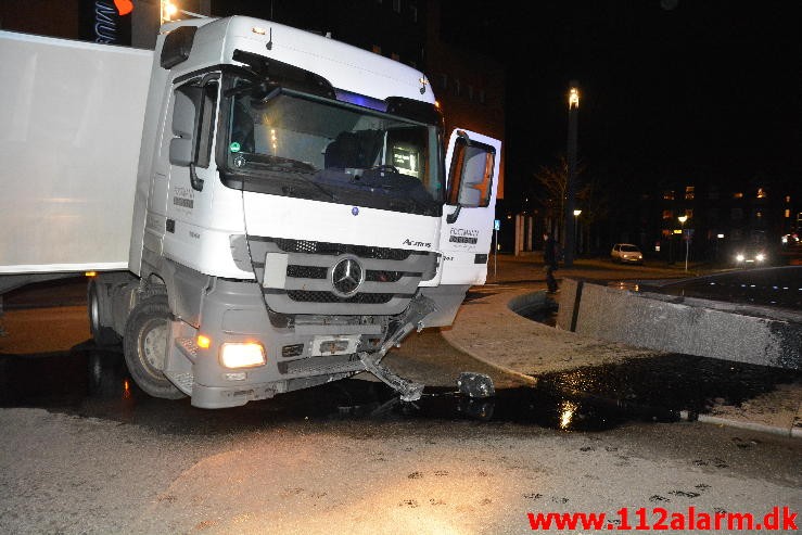 Lastbilen kørte direkte ind i rundkørslen. Vedelsgade i Vejle. 15/12-2015. Kl. 20:26.