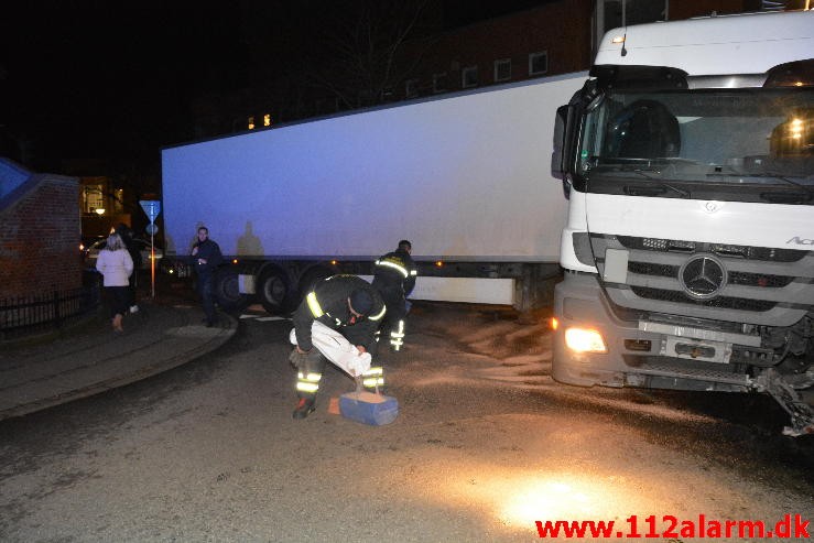 Lastbilen kørte direkte ind i rundkørslen. Vedelsgade i Vejle. 15/12-2015. Kl. 20:26.