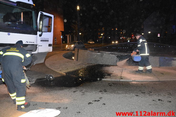 Lastbilen kørte direkte ind i rundkørslen. Vedelsgade i Vejle. 15/12-2015. Kl. 20:26.