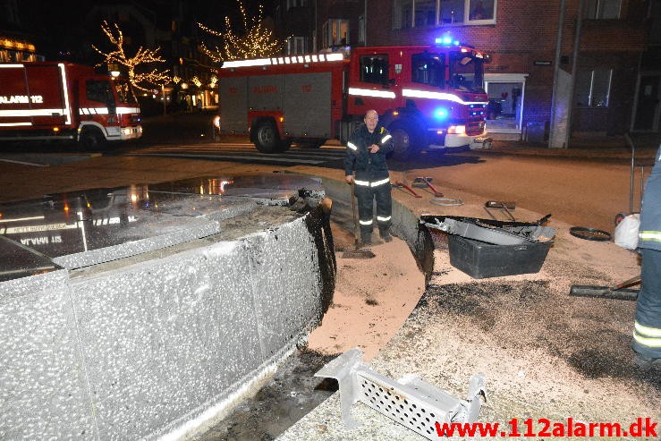 Lastbilen kørte direkte ind i rundkørslen. Vedelsgade i Vejle. 15/12-2015. Kl. 20:26.