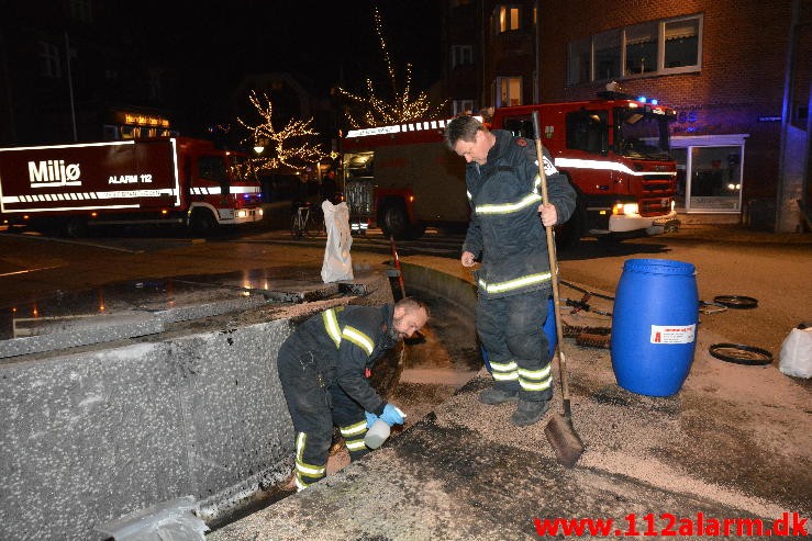 Lastbilen kørte direkte ind i rundkørslen. Vedelsgade i Vejle. 15/12-2015. Kl. 20:26.