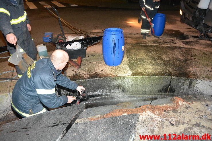 Lastbilen kørte direkte ind i rundkørslen. Vedelsgade i Vejle. 15/12-2015. Kl. 20:26.