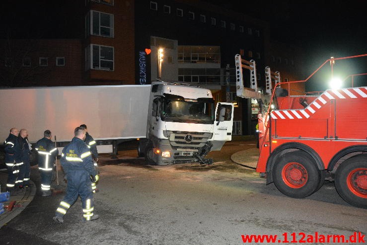 Lastbilen kørte direkte ind i rundkørslen. Vedelsgade i Vejle. 15/12-2015. Kl. 20:26.