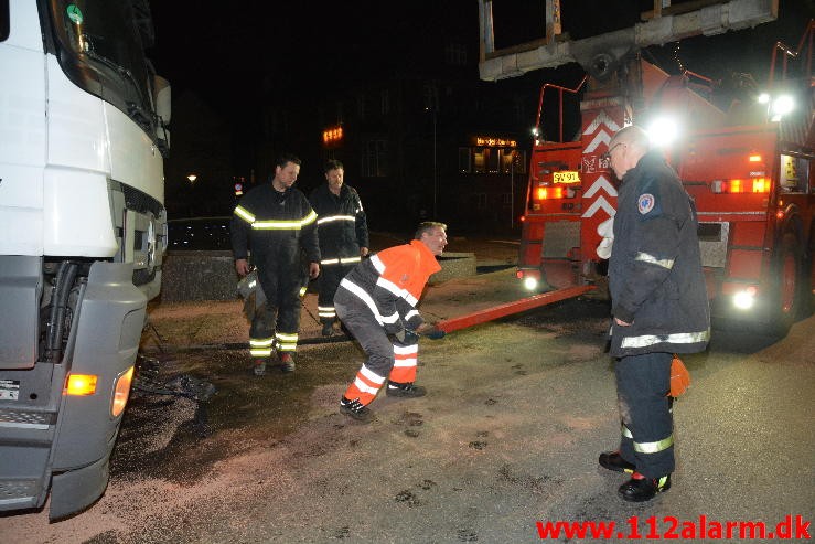 Lastbilen kørte direkte ind i rundkørslen. Vedelsgade i Vejle. 15/12-2015. Kl. 20:26.