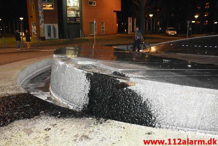 Lastbilen kørte direkte ind i rundkørslen. Vedelsgade i Vejle. 15/12-2015. Kl. 20:26.