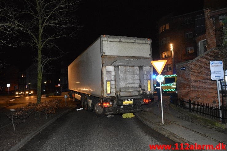 Lastbilen kørte direkte ind i rundkørslen. Vedelsgade i Vejle. 15/12-2015. Kl. 20:26.