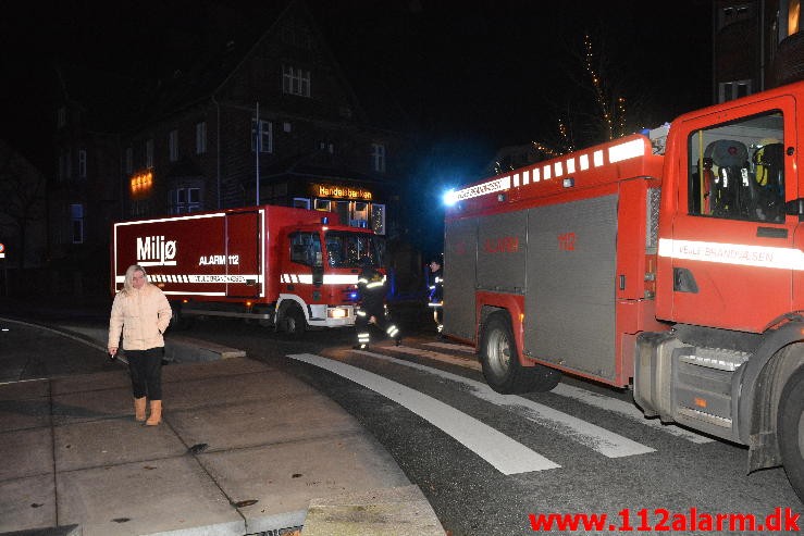 Lastbilen kørte direkte ind i rundkørslen. Vedelsgade i Vejle. 15/12-2015. Kl. 20:26.