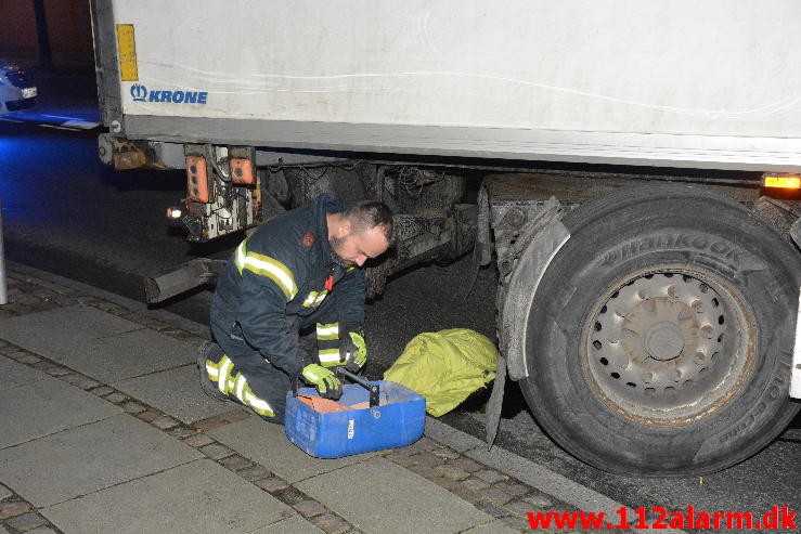 Lastbilen kørte direkte ind i rundkørslen. Vedelsgade i Vejle. 15/12-2015. Kl. 20:26.