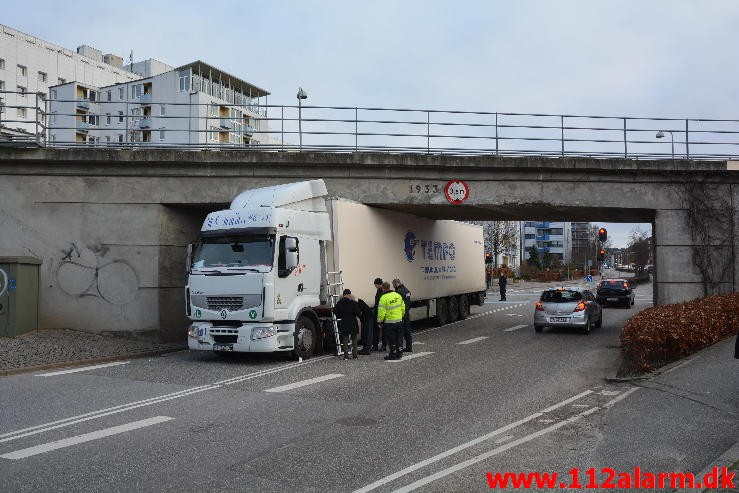 Tyrkisk lastbil kilede sig fast. Skovgade i Vejle. 28/12-2015. Kl. 11:00.