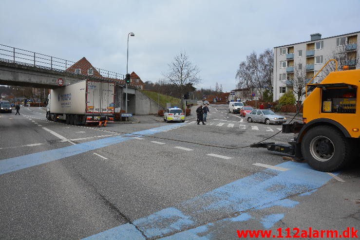 Tyrkisk lastbil kilede sig fast. Skovgade i Vejle. 28/12-2015. Kl. 11:00.