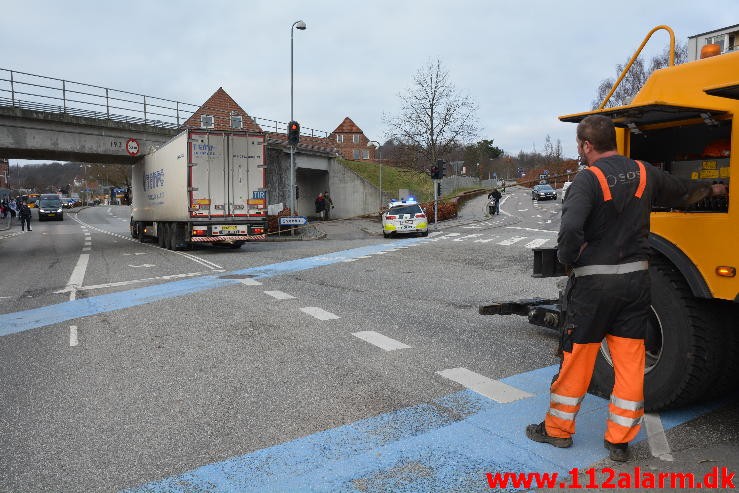 Tyrkisk lastbil kilede sig fast. Skovgade i Vejle. 28/12-2015. Kl. 11:00.