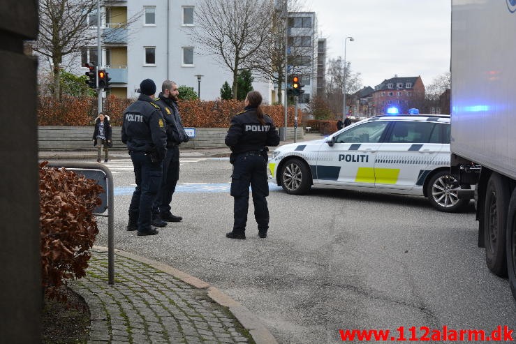 Tyrkisk lastbil kilede sig fast. Skovgade i Vejle. 28/12-2015. Kl. 11:00.