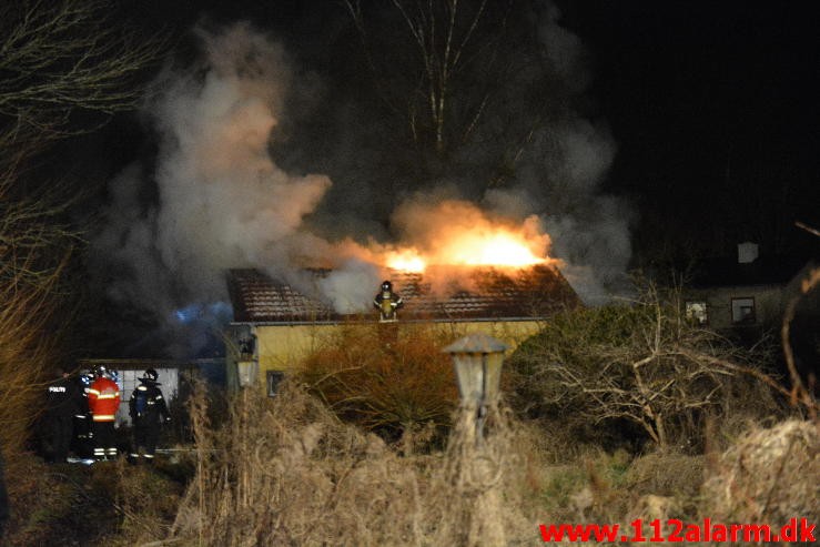 Brand i Villa. Holmevej i Vejle. 30/12-2015. Kl. 21:19.