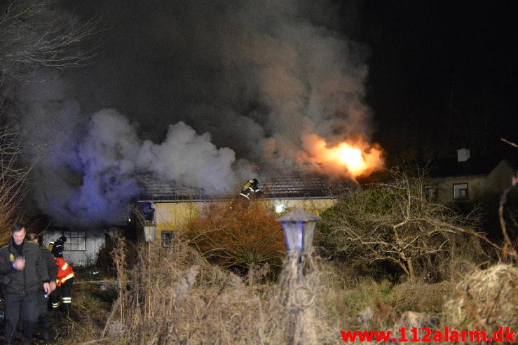 Brand i Villa. Holmevej i Vejle. 30/12-2015. Kl. 21:19.