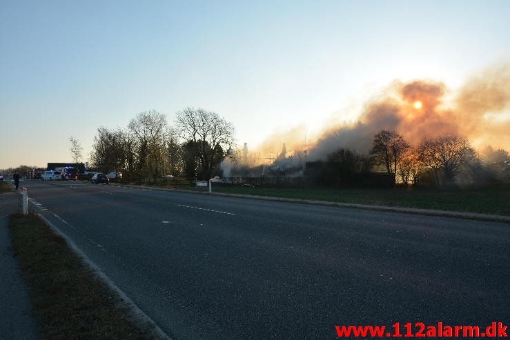 Brand på Landejendom. Vejle Landevej i Pjedsted. 04/01-2016. Kl. 12:55.