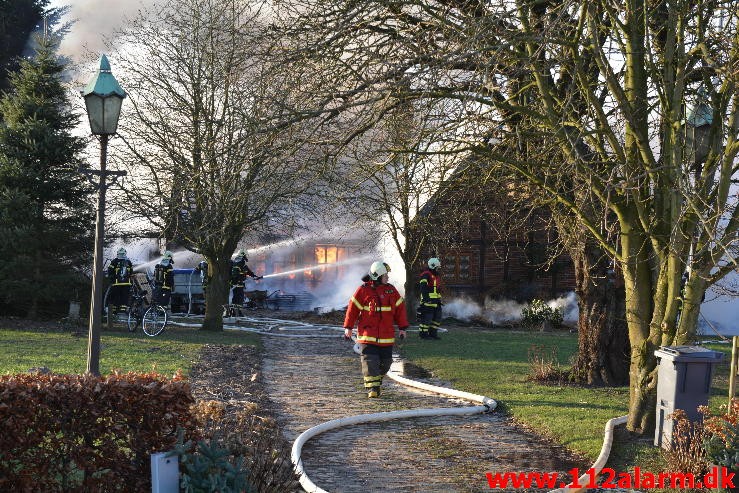 Brand på Landejendom. Vejle Landevej i Pjedsted. 04/01-2016. Kl. 12:55.