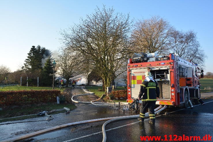 Brand på Landejendom. Vejle Landevej i Pjedsted. 04/01-2016. Kl. 12:55.