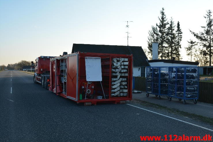 Brand på Landejendom. Vejle Landevej i Pjedsted. 04/01-2016. Kl. 12:55.