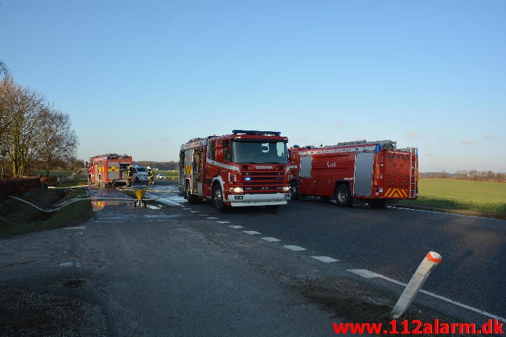 Brand på Landejendom. Vejle Landevej i Pjedsted. 04/01-2016. Kl. 12:55.