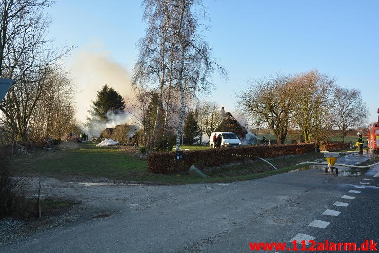 Brand på Landejendom. Vejle Landevej i Pjedsted. 04/01-2016. Kl. 12:55.