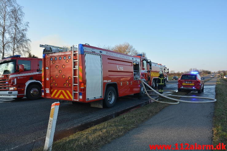 Brand på Landejendom. Vejle Landevej i Pjedsted. 04/01-2016. Kl. 12:55.