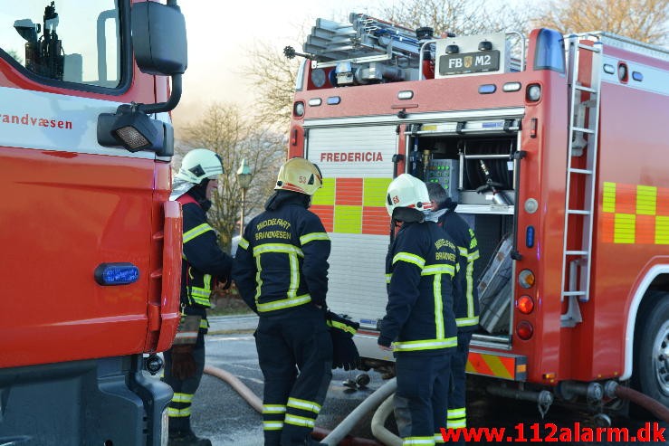 Brand på Landejendom. Vejle Landevej i Pjedsted. 04/01-2016. Kl. 12:55.