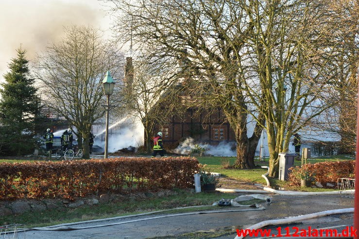 Brand på Landejendom. Vejle Landevej i Pjedsted. 04/01-2016. Kl. 12:55.