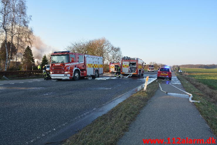 Brand på Landejendom. Vejle Landevej i Pjedsted. 04/01-2016. Kl. 12:55.