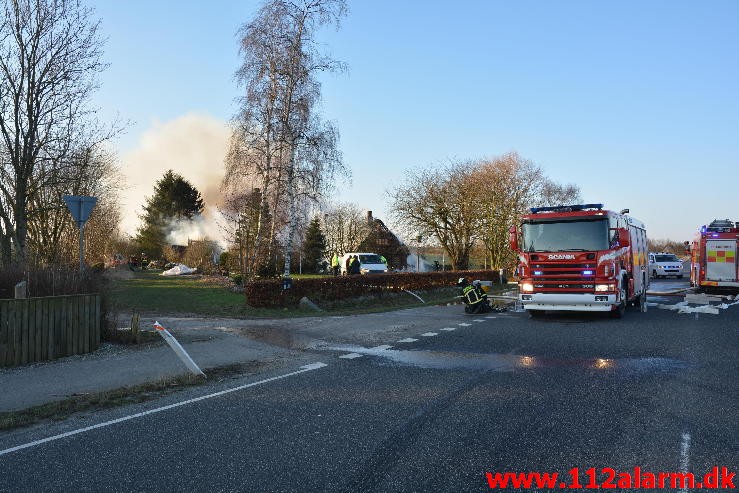 Brand på Landejendom. Vejle Landevej i Pjedsted. 04/01-2016. Kl. 12:55.