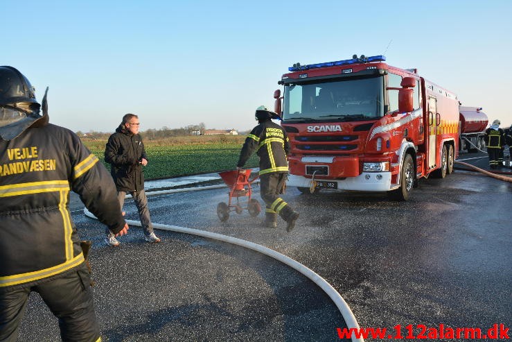 Brand på Landejendom. Vejle Landevej i Pjedsted. 04/01-2016. Kl. 12:55.