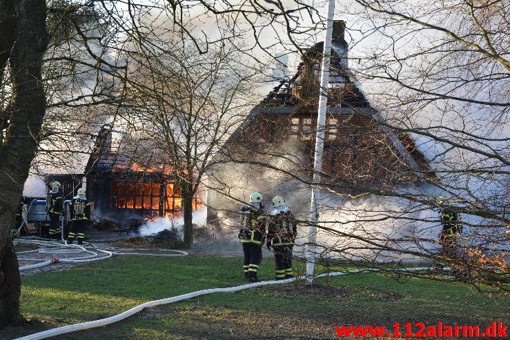 Brand på Landejendom. Vejle Landevej i Pjedsted. 04/01-2016. Kl. 12:55.