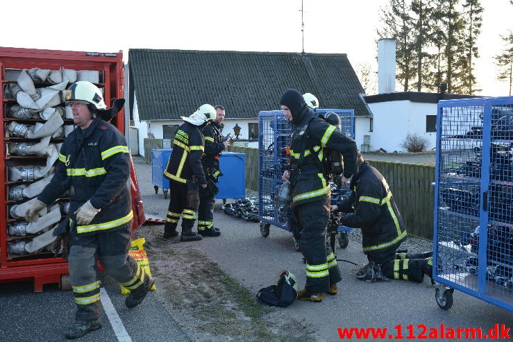 Brand på Landejendom. Vejle Landevej i Pjedsted. 04/01-2016. Kl. 12:55.