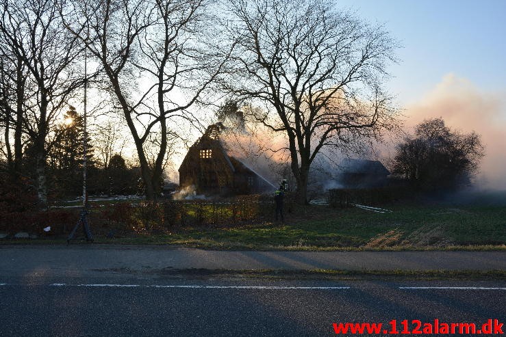 Brand på Landejendom. Vejle Landevej i Pjedsted. 04/01-2016. Kl. 12:55.