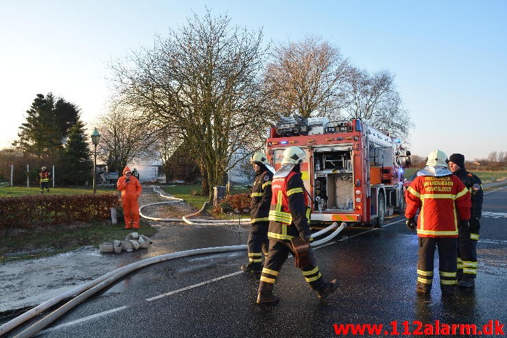 Brand på Landejendom. Vejle Landevej i Pjedsted. 04/01-2016. Kl. 12:55.