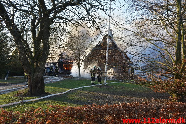 Brand på Landejendom. Vejle Landevej i Pjedsted. 04/01-2016. Kl. 12:55.