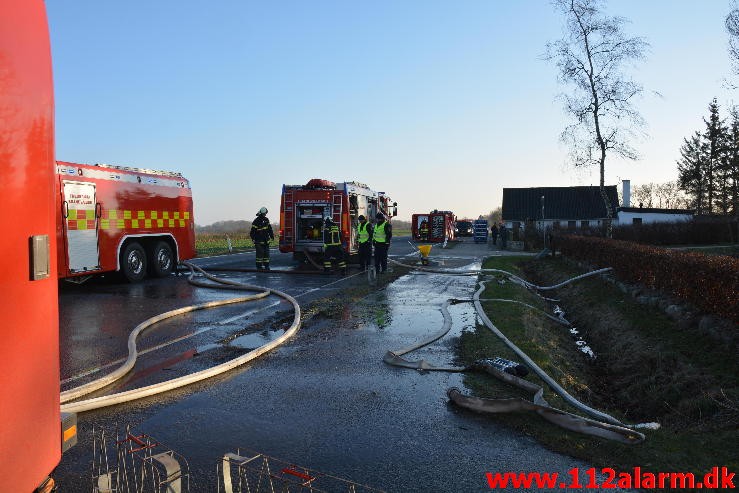 Brand på Landejendom. Vejle Landevej i Pjedsted. 04/01-2016. Kl. 12:55.