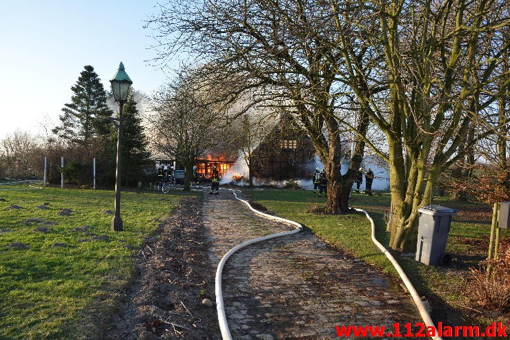 Brand på Landejendom. Vejle Landevej i Pjedsted. 04/01-2016. Kl. 12:55.