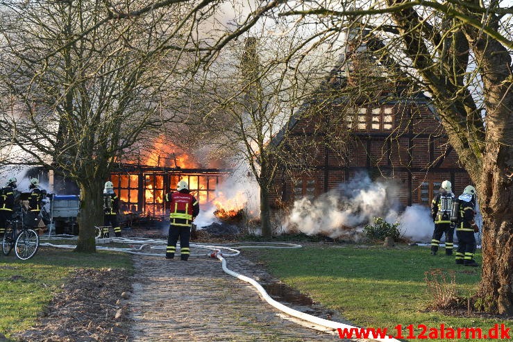 Brand på Landejendom. Vejle Landevej i Pjedsted. 04/01-2016. Kl. 12:55.