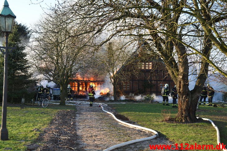 Brand på Landejendom. Vejle Landevej i Pjedsted. 04/01-2016. Kl. 12:55.