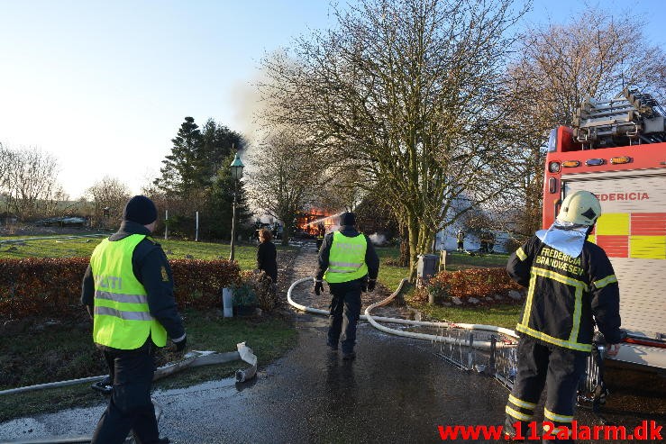 Brand på Landejendom. Vejle Landevej i Pjedsted. 04/01-2016. Kl. 12:55.