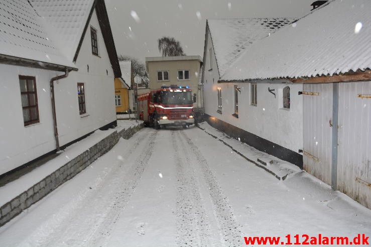 Brand i garage. Nørrelide i Jelling. 08/01-2016. Kl. 13:40.