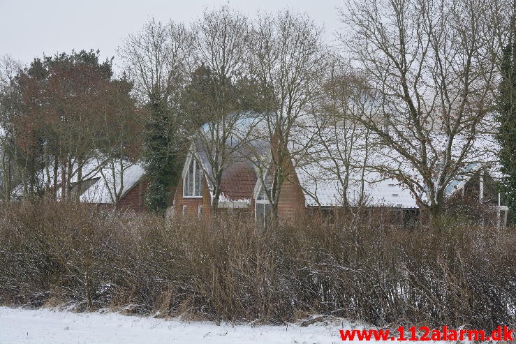 Brand i garage. Nørrelide i Jelling. 08/01-2016. Kl. 13:40.